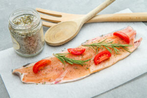 Kako pripraviti file rdeče postrvi - v ponvi, na žaru, v pečici